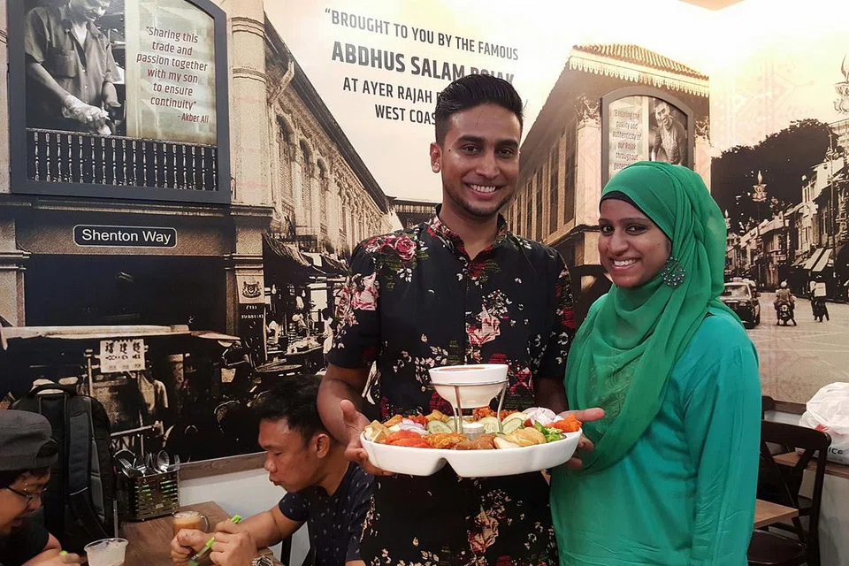 MAHU TINGKATKAN TARAF PRODUK: Encik Abdhus Salam - bersama isterinya, Cik Nadira - menganggap dirinya sebagai seorang 'perfectionist' yang mementingkan kesempurnaan dan membuka kedai makannya di pusat beli-belah kerana ingin meningkatkan imej rojak India kepada tahap lebih tinggi di khalayak ramai. - Foto-foto ABDHUS SALAM ROJAK 