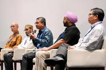 (Dari kiri) Pengerusi Jawatankuasa Pendidikan, Persekutuan Buddha Singapura, Venerable Dr Shi Chuan Sheng; Mufti Dr Nazirudin Mohd Nasir; Menteri Kebudayaan, Masyarakat dan Belia, Encik Edwin Tong; Pengerusi Lembaga Penasihat Sikh dan Pengerusi Kumpulan Keharmonian Antara Kaum dan Agama Kampong Chai Chee, Encik Malminderjit Singh; dan Profesor Doktrin Kristian Chew Hock Hin, , Kolej Teologi Trinity, Dr Roland Chia, di Dialog Keamanan & Keharmonian pada 26 Oktober.