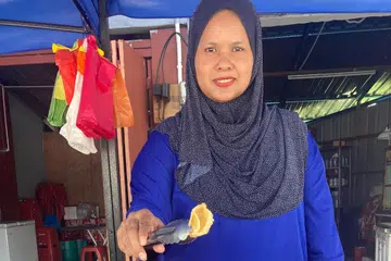 UNIK DAN MENARIK: Peniaga epok-epok inti oksigen warung Hanibonbon di Jalan Sungai Tua, Kampung Sungai Tua Bahru, Batu Caves, Selangor, Cik Norhayu Mohd Noor, yang tular hingga ke Singapura bersyukur dengan sambutan penggemar epok-epok tanpa inti.
