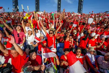 MENGEJAR KEJAYAAN BERSAMA: Warga Singapura bersama-sama meraikan Hari Kebangsaan. Semangat bersatu padu ini wajar diluaskan demi memastikan negara ini dapat terus berjaya dan mewujudkan masyarakat yang lebih inklusif.