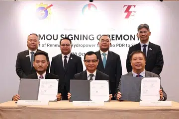 Aturan import tenaga elektrik yang dirancang itu menjadi perkara utama dalam memorandum persefahaman (MOU) yang ditandatangani oleh (duduk, dari kiri) Encik Souksavart Sosouphanh, Pengarah Urusan Electricite du Laos; Encik Somlath Mek Akath, Pengarah Urusan Phongsupthavy Group; dan Encik Michael Wong, Ketua Pegawai Operasi (COO) Tuas Power.