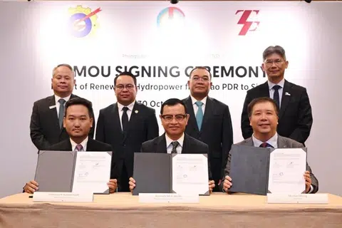 Aturan import tenaga elektrik yang dirancang itu menjadi perkara utama dalam memorandum persefahaman (MOU) yang ditandatangani oleh (duduk, dari kiri) Encik Souksavart Sosouphanh, Pengarah Urusan Electricite du Laos; Encik Somlath Mek Akath, Pengarah Urusan Phongsupthavy Group; dan Encik Michael Wong, Ketua Pegawai Operasi (COO) Tuas Power.