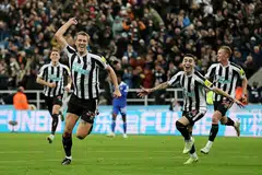 TERUSKAN PERJUANGAN: Burns (kiri) meraikan golnya bersama rakan sepasukan dalam kemenangan 2-0 Newcastle ke atas Leicester dalam Piala Carabao di St James Park kelmarin. - Foto REUTERS