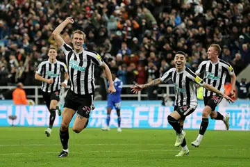 TERUSKAN PERJUANGAN: Burns (kiri) meraikan golnya bersama rakan sepasukan dalam kemenangan 2-0 Newcastle ke atas Leicester dalam Piala Carabao di St James Park kelmarin. - Foto REUTERS