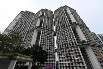 KURANGKAN RISIKO: Pemilik rumah dinasihati supaya menyemak semula kemampuan mereka membayar pinjaman rumah, lebih-lebih lagi dengan keadaan pandemik Covid-19 tidak menampakkan kesudahannya ekoran kemunculan varian baru Omicron. - Foto fail