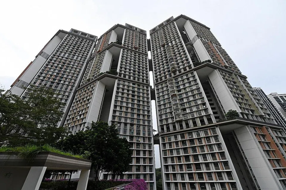 KURANGKAN RISIKO: Pemilik rumah dinasihati supaya menyemak semula kemampuan mereka membayar pinjaman rumah, lebih-lebih lagi dengan keadaan pandemik Covid-19 tidak menampakkan kesudahannya ekoran kemunculan varian baru Omicron. - Foto fail