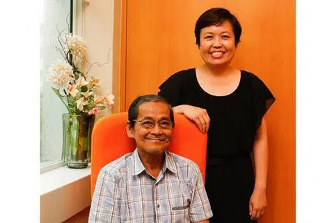 MAJIKAN PRIHATIN: Encik Aris Abdul Kadir gembira majikannya, Agensi Sekitaran Kebangsaan (NEA), yang diwakili timbalan pengarah, perniagaan sumber manusia, jabatan rakan kongsi NEA, Cik Sim Li Ling, mengizinkan pegawai kawalan denggi itu bekerja waktu lebih singkat pada hari Encik Aris perlu menjalani dialisis. - Foto THE STRAITS TIMES