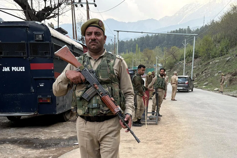Para anggota pasukan keselamatan India mengawal ketat di pusat pemeriksaan berikutan serangan militan  di selatan Kashmir, pada 22 April 2025.