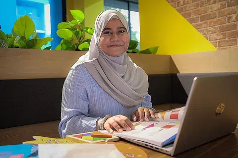SUMBANG KEMBALI: Selepas menerima sokongan kewangan iaitu subsidi yuran tuisyen pengajian peringkat tinggi (TTFS) untuk pengajiannya di politeknik dan universiti dari Mendaki, Cik Nur Alwany Mohamad Zailani ingin menyumbang kembali dengan menjadi sukarelawan di Mendaki. - Foto BH oleh SHAFIQ APANDI