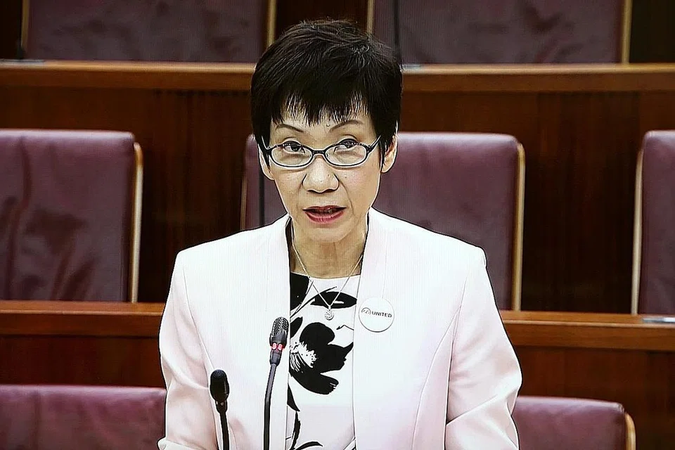 CIK FU: Kebanyakan sampah di pantai Singapura merupakan serpihan dari laut yang dibawa keadaan pasang-surut yang semula jadi. Yang paling kerap dilihat ialah styrofoam, selaput dan kepingan plastik keras. 