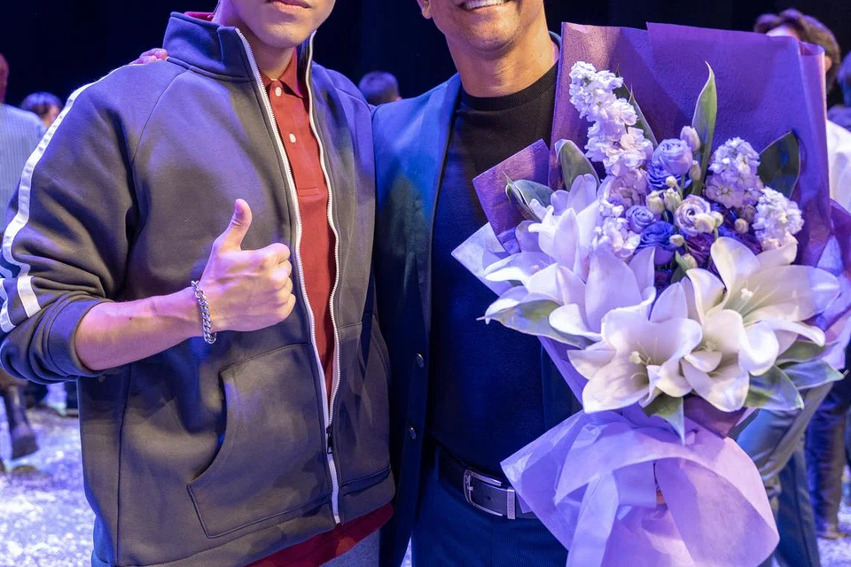 Mohammed Irfan Mohammed Rizal bersama legenda bola sepak negara Fandi Ahmad, sewaktu pementasan muzikal ‘Beyond The Classroom’ pada 11 Julai, yang berlangsung di Auditorium Tay Eng Soon, ITE Kolej Central di Ang Mo Kio.