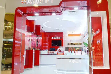 TEROKA BIDANG BARU: Kedai kosmetik Fujifilm di Singapura. Syarikat itu memanfaatkan teknologi yang dibangunkan selama bertahun-tahun serta mendapatkan teknologi yang ia tiada untuk menceburi bidang baru, termasuk kosmetik di bawah jenama Astalift. - Foto fail ASTALIFT