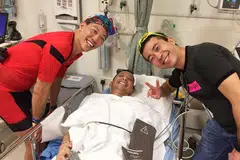 MENYAMBUT RAKAN: Dr Rashid Tahir (tengah) bersama dua rakan berbasikalnya, (dari kiri) Dr Frank Liew dan Dr Ivan Ng, yang membantu menelefon ambulans apabila beliau terlibat dalam kemalangan basikal Ahad lalu. Beliau telah pun menjalani pembedahannya di Hospital Novena Mount Elizabeth. - Foto FACEBOOK HASLINDA HARUN