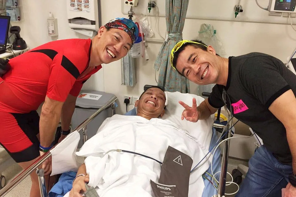MENYAMBUT RAKAN: Dr Rashid Tahir (tengah) bersama dua rakan berbasikalnya, (dari kiri) Dr Frank Liew dan Dr Ivan Ng, yang membantu menelefon ambulans apabila beliau terlibat dalam kemalangan basikal Ahad lalu. Beliau telah pun menjalani pembedahannya di Hospital Novena Mount Elizabeth. - Foto FACEBOOK HASLINDA HARUN