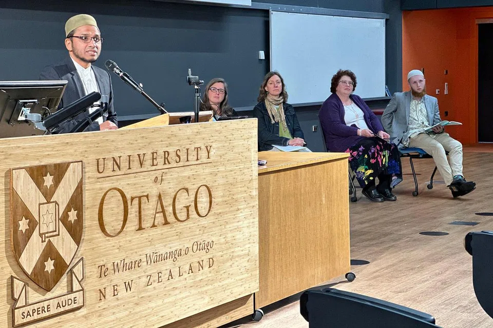SESI DIALOG DI UNIVERSITI: Mufti Singapura, Dr Nazirudin Mohd Nasir (kiri), menyampaikan ucapan sempena Ceramah Tahunan bagi Keamanan di Universiti Otago, New Zealand, baru-baru ini. - Foto Muis