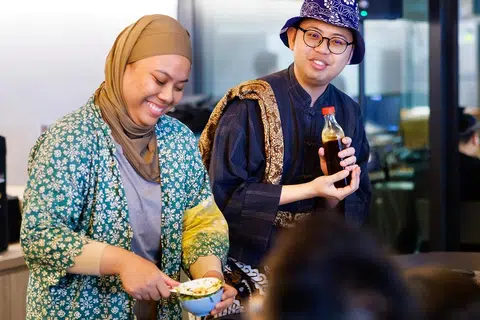 ‘Pesta Raya 2026’ turut menampilkan bengkel jamu tradisional yang akan dikendalikan oleh pengasas Dapur Cahaya, Cik Suria Insyirah (kiri), dan tukang cerita, Encik Hafiz Rashid.