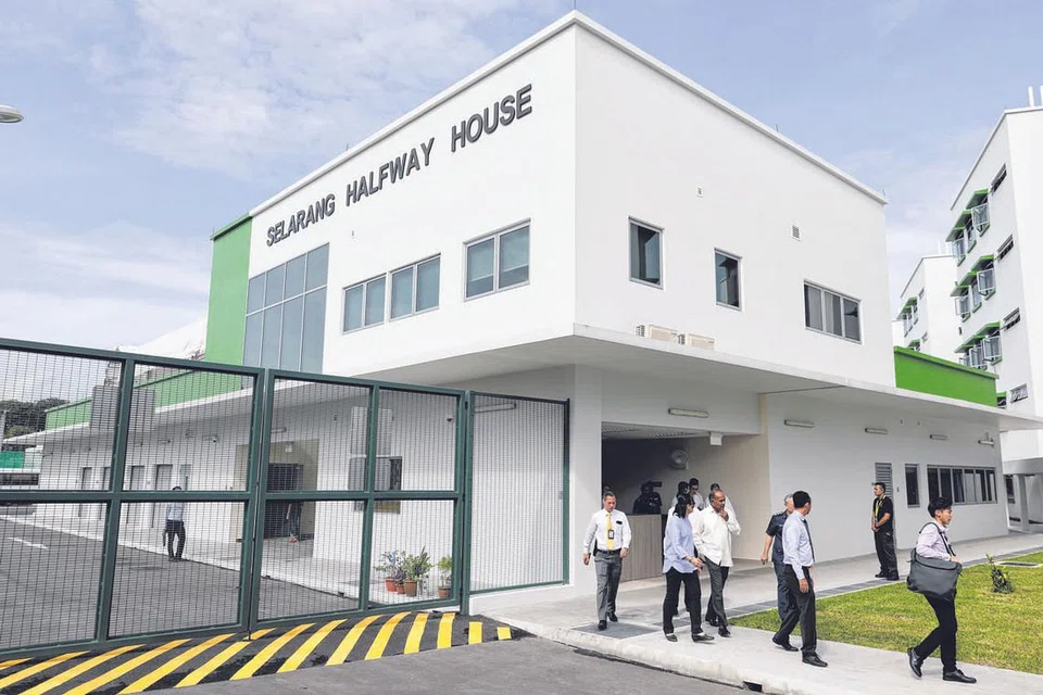 SEDIAKAN SOKONGAN BERSTRUKTUR: Menteri Ehwal Dalam Negeri merangkap Undang-Undang, Encik K. Shanmugam, dibawa melihat sekitar Rumah Peralihan Selarang semalam. Rumah tersebut boleh menempatkan sehingga 570 bekas banduan lelaki dan wanita. - Foto-foto BH oleh ONG WEE JIN 