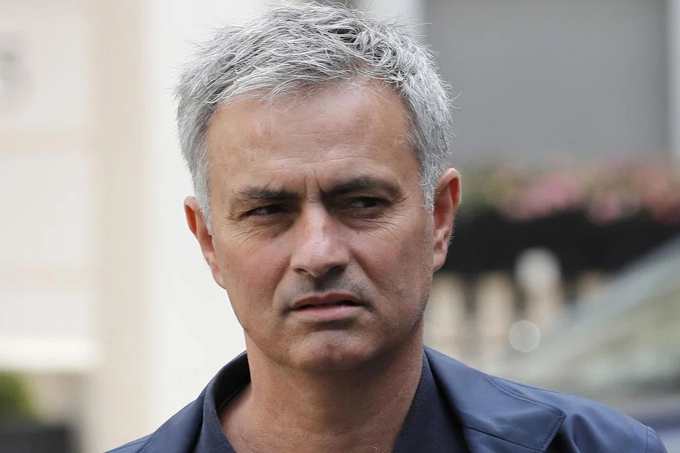 'INTAI' PENYERANG POTENSI: Mourinho (atas) yang sudah pun bersetuju dengan syarat peribadi bagi menyertai United dikatakan akan 'memancing' penyerang handalan Sweden, Zlatan Ibrahimovic, yang diura-ura akan menyertai kelab itu selepas kontraknya dengan Paris Saint-Germain (PSG) tamat di penghujung musim ini. - Foto REUTERS