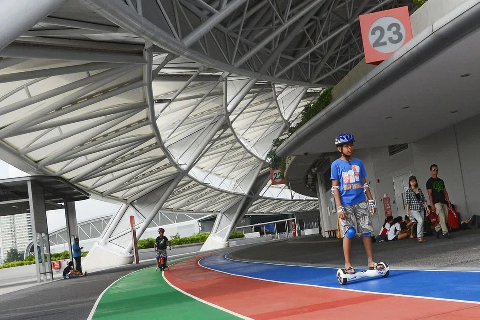 Seorang kanak-kanak menunggang hoverboard di Hab Sukan Singapura. 