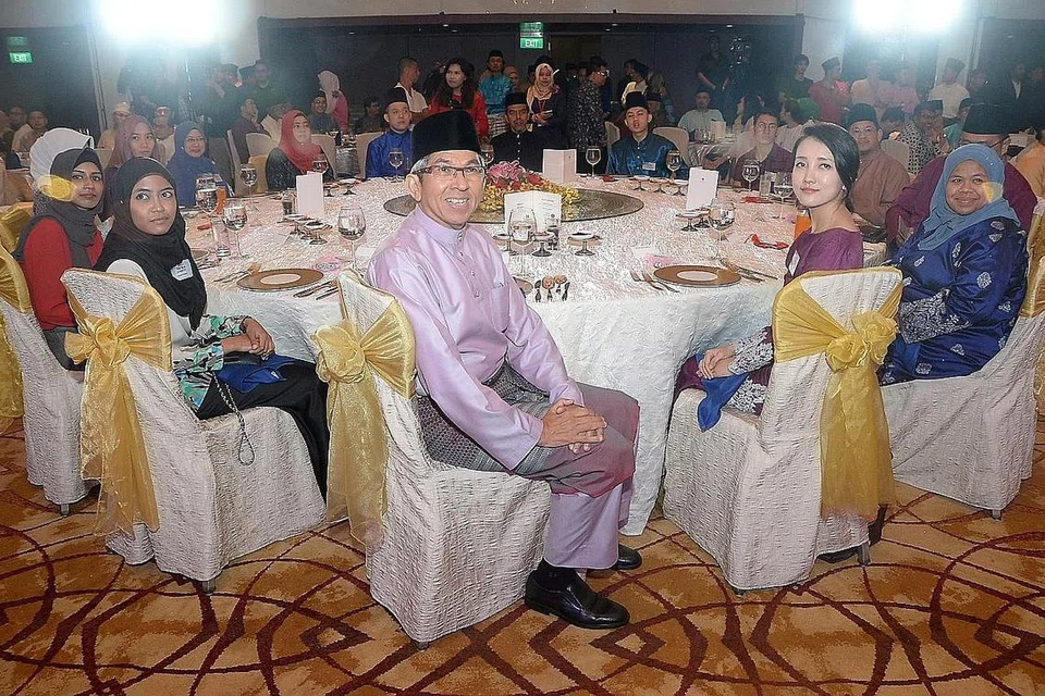 ACARA KEMESTIAN SETIAP TAHUN: Dr Yaacob bersama tetamunya menyaksikan persembahan sementara menanti hidangan disajikan.