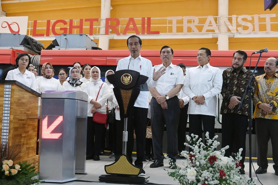 KENDERAAN ELEKTRIK: Presiden Jokowi menggesa pihak berkuasa Jakarta supaya segerakan peralihan  kepada kereta elektrik (EV) bagi mengatasi masalah pencemaran udara yang membelenggu ibu kota Indonesia itu.