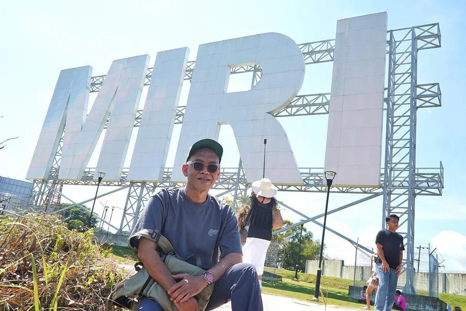 Penulis, Encik Khalid Baba bergambar di hadapan papan tanda besar Miri.