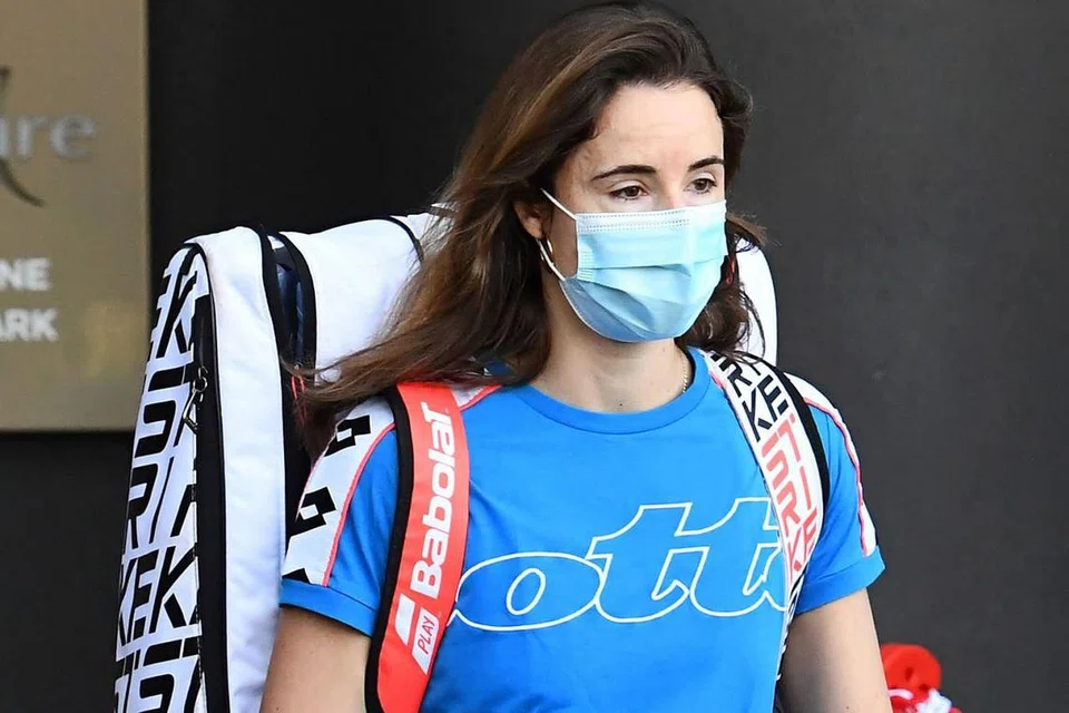 TAK KENA KUARANTIN, BOLEH KELUAR HOTEL: Pemain dari Perancis Alize Cornet antara sebahagian pemain yang dibenarkan meninggalkan hotel di Melbourne untuk menjalani latihan di gelanggang. - Foto AFP