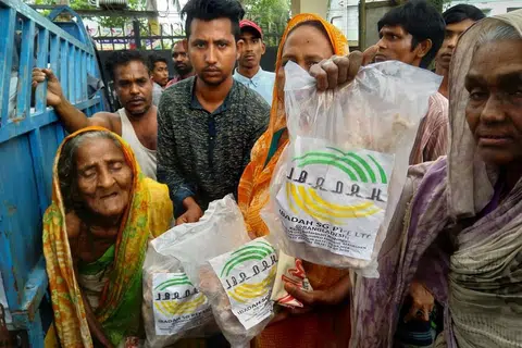 MENYERANTAU KE BANGLADESH: Pasukan Ibadahsg di Bangladesh mengagihkan daging korban kepada fakir miskin dan juga pelarian Rohingya di salah sebuah pusat menerima daging korban. Dagingnya telah dibekukan untuk diberi kepada mereka pada hari berikutnya. Pengagihan ini dilakukan pada 2018/19. - Foto fail IBADAHSG