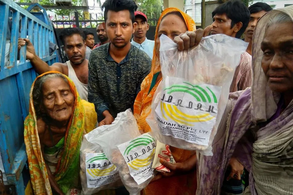 MENYERANTAU KE BANGLADESH: Pasukan Ibadahsg di Bangladesh mengagihkan daging korban kepada fakir miskin dan juga pelarian Rohingya di salah sebuah pusat menerima daging korban. Dagingnya telah dibekukan untuk diberi kepada mereka pada hari berikutnya. Pengagihan ini dilakukan pada 2018/19. - Foto fail IBADAHSG