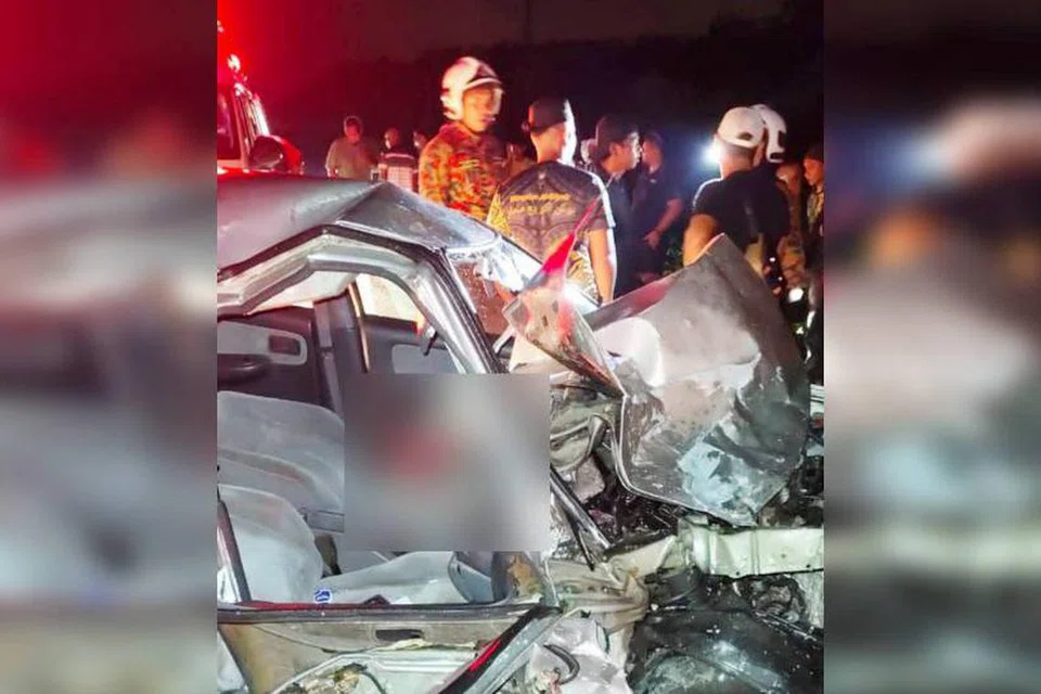 NAHAS: Keadaan kenderaan yang terbabit nahas berhampiran Felda Sungai Sayong, Jalan Kluang-Bandar Tenggara dan menyebabkan seorang meninggal dunia.
