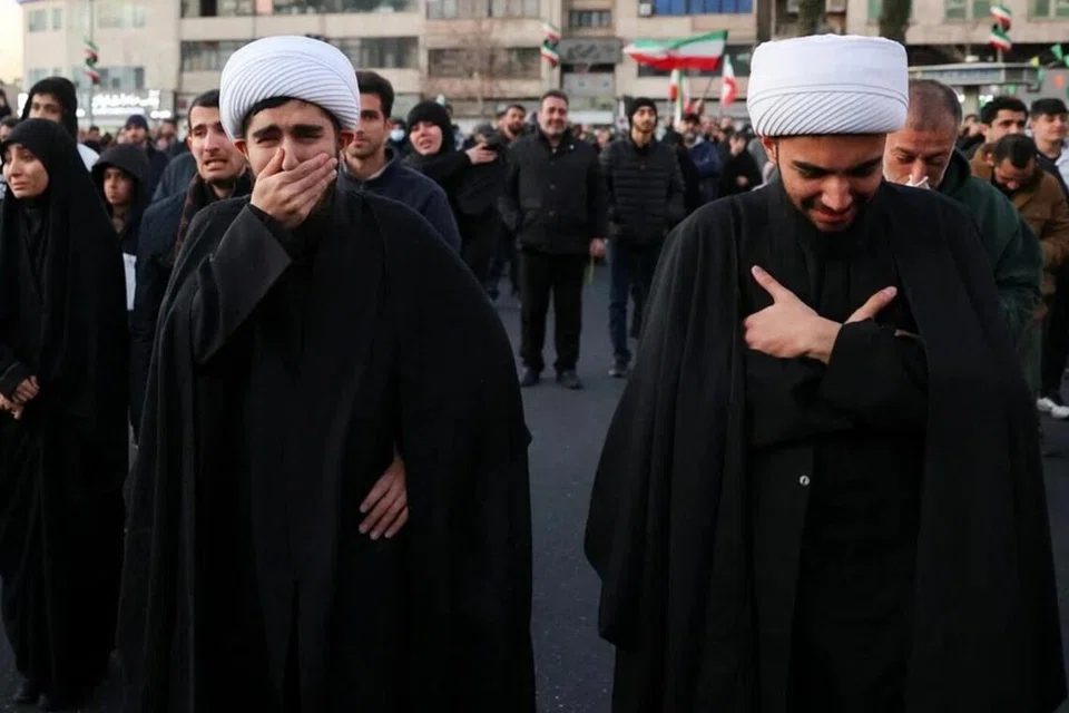 Orang ramai meluahkan kesedihan mereka ketika mereka berkumpul di Dataran Enghelab, selepas pemimpin agama tertinggi Iran Ayatollah Ali Khamenei dilaporkan terbunuh dalam serangan Israel dan Amerika Syarikat pada hari Sabtu, di Tehran, Iran, 1 Mac 2026.