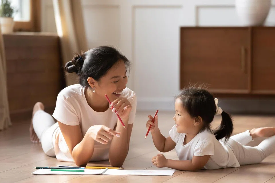 Menurut pakar, ibu bapa tidak harus segan membincangkan topik-topik sensitif dengan anak, walaupun pada usia muda, contohnya anak  prasekolah.