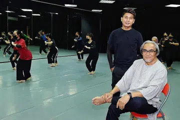 SESUAIKAN KONSEP TARIAN: Encik Osman (kanan) dan anak buahnya, Encik Zairin (kiri), teruja memikirkan konsep persembahan Chingay tahun ini dan berharap ia dapat mendedahkan penonton kepada budaya berbeza. Antara persembahan tahun ini termasuk segmen yang menunjukkan persandingan pengantin Melayu di bawah laut. - Foto BH oleh KHALID BABA 