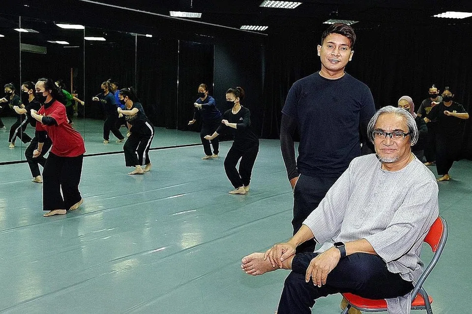 SESUAIKAN KONSEP TARIAN: Encik Osman (kanan) dan anak buahnya, Encik Zairin (kiri), teruja memikirkan konsep persembahan Chingay tahun ini dan berharap ia dapat mendedahkan penonton kepada budaya berbeza. Antara persembahan tahun ini termasuk segmen yang menunjukkan persandingan pengantin Melayu di bawah laut. - Foto BH oleh KHALID BABA 