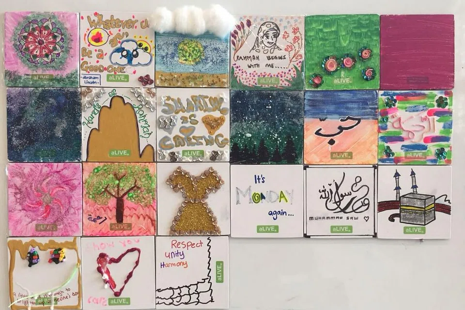 DEMI AMAL: Antara magnet yang dihasilkan sekitar 100 pelajar dan asatizah program aLIVE serta kanak-kanak daripada Kelab Rainbow Singapura yang akan dijual bagi amal September ini sempena sambutan ulang tahun ke-50 Muis.