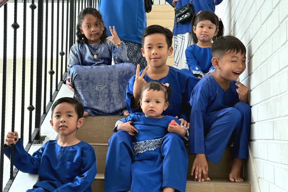 Sementara orang dewasa bersembang, kanak-kanak dalam keluarga Cik Nur Hidayah bermain di kolam renang dan bermain permainan mengumpul duit syiling $1. 