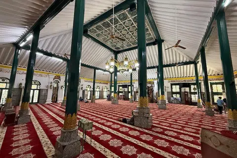 Ruang dalam Masjid Agung Palembang.
