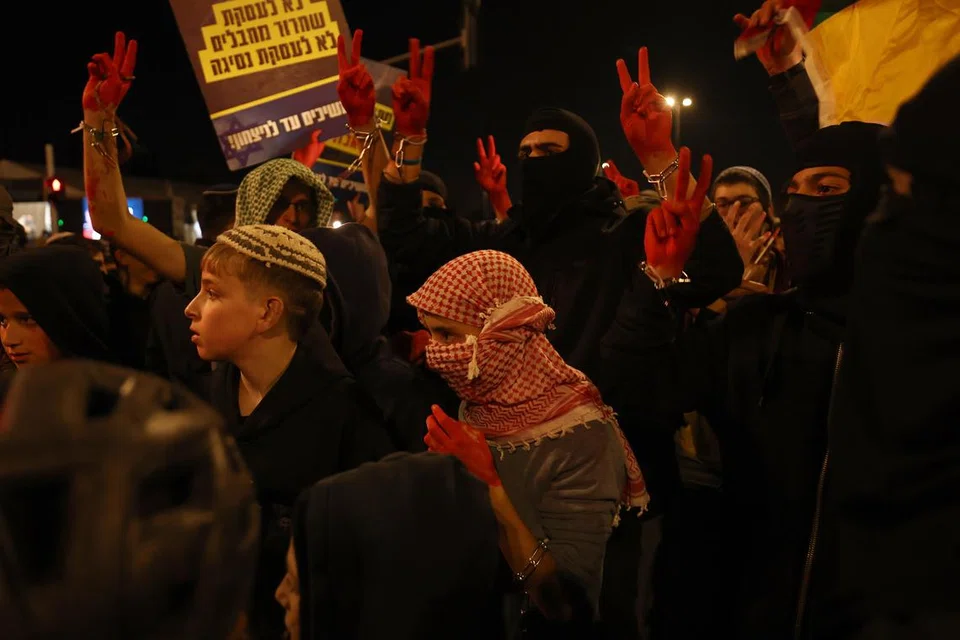 Aktivis sayap kanan Israel mengadakan protes menentang perjanjian gencatan senjata antara Israel dan kumpulan Hamas berhampiran Pejabat Perdana Menteri di Baitulmakdis pada 16 Januari 2025. 