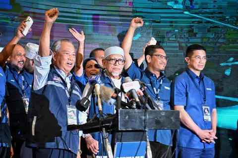 GUNA SENTIMEN: Antara hantaran membabitkan kaum dimuat naik oleh beberapa pemimpin Perikatan Nasional (PN), termasuk presiden PAS, Tan Sri Abdul Hadi Awang (depan, kanan) yang memainkan sentimen kaum dan agama yang menarik ribuan komen berbaur perkauman daripada netizen.