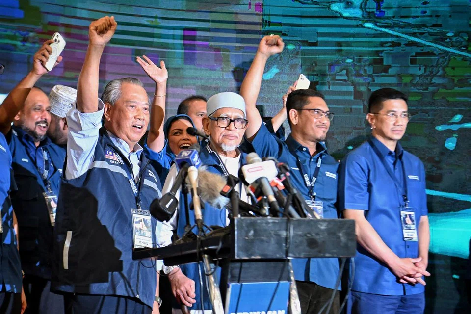 PERSAINGAN DUA BLOK: Pertarungan pilihan raya negeri kali ini adalah pertandingan langsung antara blok PH-BN, yang diketuai Pengerusi PH, Datuk Seri Anwar Ibrahim (gambar utama, tengah) dan Pengerusi BN, Datuk Seri Dr Ahmad Zahid Hamidi (kiri), menentang blok PN, yang diketuai Presiden Parti Pribumi Bersatu Malaysia (Bersatu), Tan Sri Muhyiddin Yassin (gambar kedua, kiri), dan Presiden PAS, Tan Sri Abdul Hadi Awang (dua dari kiri).