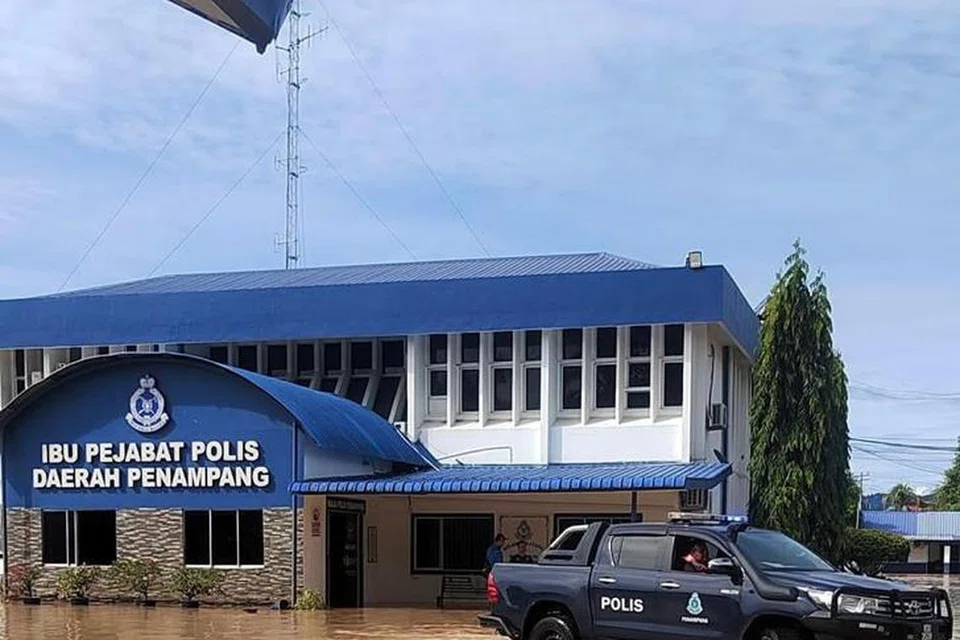 Bangunan Ibu Pejabat Polis Daerah Penampang, Sabah, dinaiki air akibat banjir yang melanda sejak 30 Jun. 