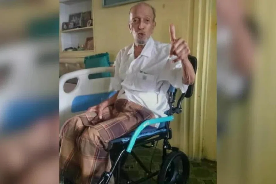 DIJAGA DENGAN BAIK: Mat Sentol yang menetap di Larkin, Johor, dijaga dengan baik oleh anaknya, Roslee Rashid, yang turut menyiapkan hidangan untuk bapanya dengan menggunakan produk makanan berkhasiat seperti minyak omega yang dilengkapi vitamin.