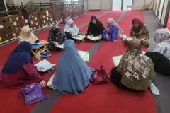 Kaum Muslimah sedang bertadarus sempena Ramadan ini di Masjid Hasanah yang terletak di Teban Gardens Road. 