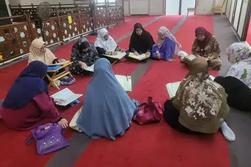 Kaum Muslimah sedang bertadarus sempena Ramadan ini di Masjid Hasanah yang terletak di Teban Gardens Road. 