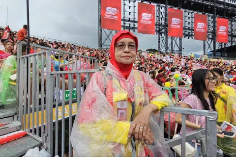 Sukarelawan daripada Pasukan Respons Kecemasan Masyarakat (Cert), Cik Sariah Tomin, menabur baktinya sukarelawan di Padang dan menyifatkan khidmat yang diberikan sebagai cara menyumbang kembali kepada masyarakat kerana beliau gemar aktiviti sedemikian.