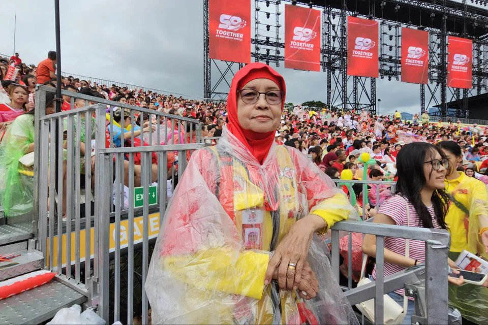 Sukarelawan daripada Pasukan Respons Kecemasan Masyarakat (Cert), Cik Sariah Tomin, menabur baktinya sukarelawan di Padang dan menyifatkan khidmat yang diberikan sebagai cara menyumbang kembali kepada masyarakat kerana beliau gemar aktiviti sedemikian.