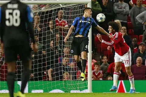 Marouane Fellaini menjaringkan gol ketiga Manchester United - Gambar Reuters