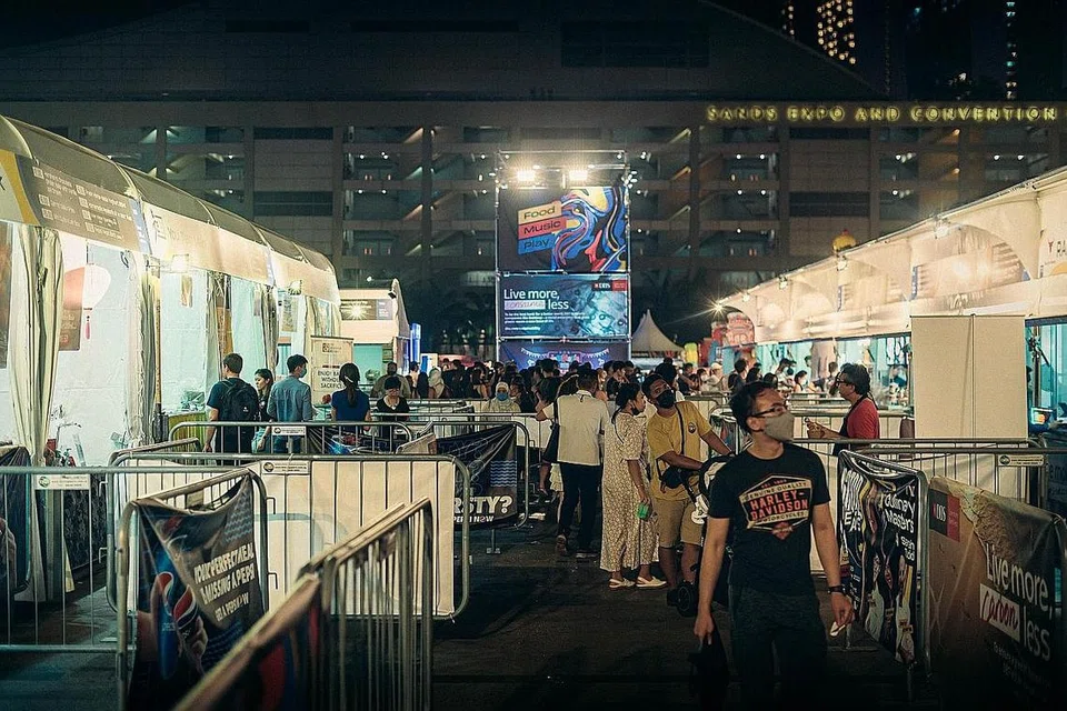 BANYAK PILIHAN: Festival GastroBeats berlangsung di ruang acara 12A Bayfront Avenue dari 3 hingga 26 Jun menawarkan 13 gerai menyediakan makanan halal. - Foto BH oleh HARITH MUSTAFFA