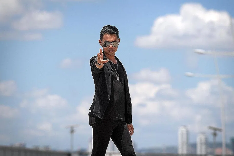 TIADA NIAT IKUT TREND: Guru vokal Dee Hamza yang muncul dengan lagu 'Hapus' bukan mahu terikut-ikut dengan trend penggiat muzik Malaysia yang berjaya dengan formula tajuk lagu satu perkataan yang lebih 'menyengat'. Sebaliknya, mendapati pendekatan itu senang sampai ke hati pendengar. - Foto BH oleh ALPHONSUS CHERN