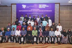 Menteri Kanan yang juga Menteri Penyelaras bagi Keselamatan Negara, Encik Teo Chee Hean (barisan depan, tujuh dari kiri) diiringi Pengerusi Bersama RRG, Ustaz Dr Mohamed Ali (barisan depan, enam dari kanan) dan Ustaz Mohamad Hasbi Hassan (barisan depan, enam dari kiri); Mufti Dr Nazirudin Mohd Nasir (barisan depan, empat dari kanan); Presiden Muis, Encik Encik Saat A. Rahman (barisan depan, lima dari kanan); dan Ketua Eksekutif Muis, Encik Kadir Maideen (barisan depan, lima dari kiri); bergambar bersama para asatizah dan kaunselor RRG semasa Rahat Tahunan Kumpulan RRG yang ke-19 di Shangri-La Rasa Sentosa pada 29 Mei.